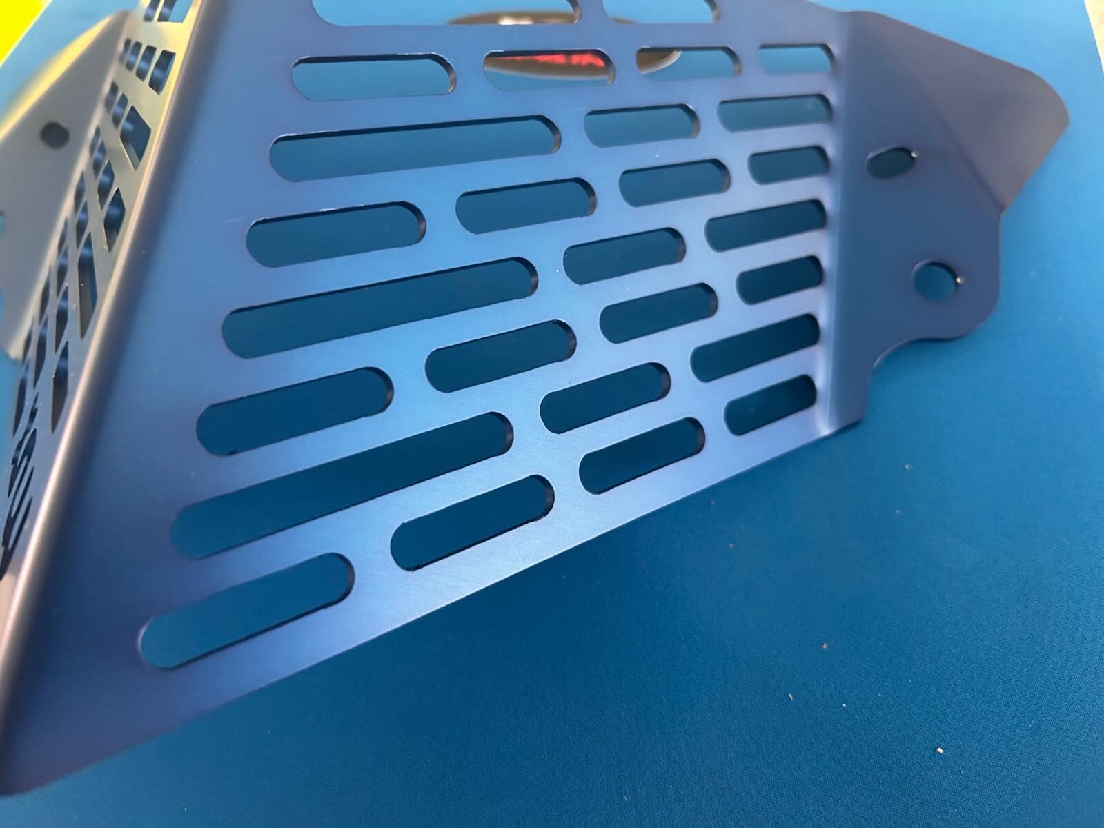 Protección de bloqueo frontal con pestaña azul anonizado suzuki ltr 450 - Imagen 2