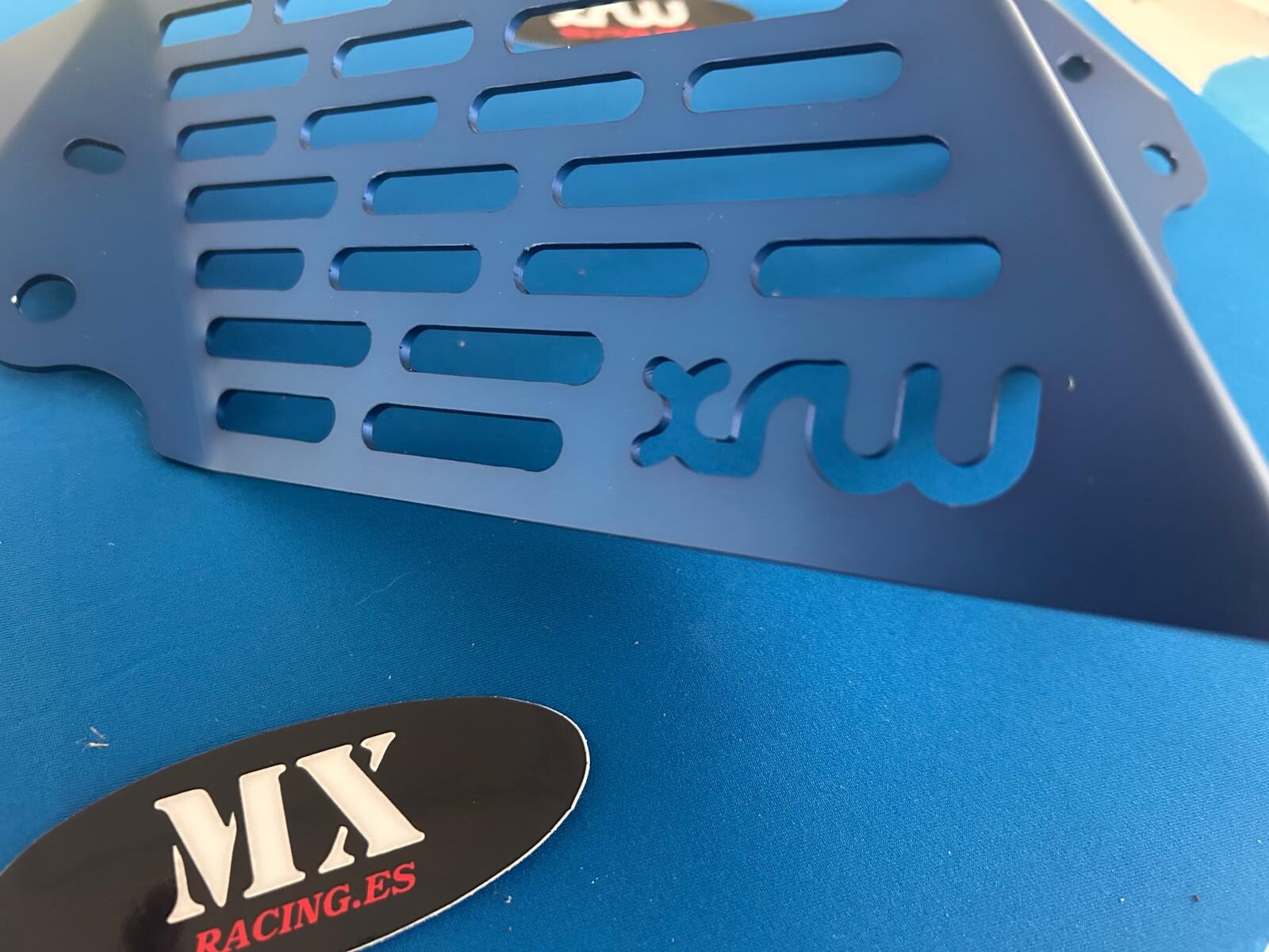 Protección de bloqueo frontal con pestaña azul anonizado suzuki ltr 450 - Imagen 3